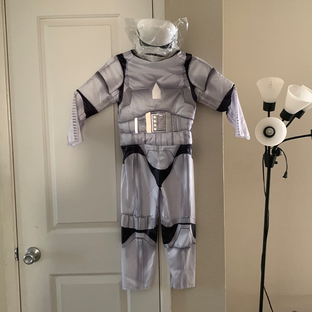 Star Wars boy Halloween costume brand new in bag. Size small (6-7)